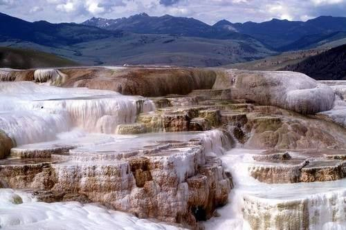 <strong>Minerva Terrace, Mỹ: </strong>Nằm trong công viên Yellowstone của Mỹ, là một trong những suối nước nóng tự nhiên hấp dẫn nhất trên thế giới. Nước chảy từ trên cao xuống sẽ đọng lại trong đường vân của núi đá vôi. Các núi đá vôi tạo ra một cảnh quan vô cùng ấn tượng, nó ngăn chặn các lối đi quanh suối nước, do đó đem lại cho du khách một cái nhìn tuyệt đẹp của ruộng bậc thang.