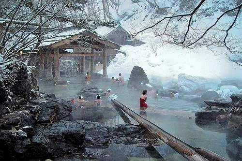 <strong>Takaragawa Onsen, Nhật Bản: </strong>Takaragawa Onsen là một trong những suối nước nóng tự nhiên tốt nhất trên thế giới. Nó được đặt tại Nhật Bản, với một khung cảnh đẹp bên sông, nằm giữa những ngọn núi của Nhật Bản. Vùng nước ở Onsen được cho là có đặc tính chữa bệnh, hiệu quả trong trường hợp rối loạn thần kinh, tuần hoàn kém, đau nhức bắp thịt và khớp xương, kích ứng da,...
