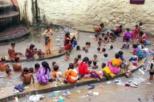 <strong>Brahmakund - Ấn Độ: </strong>Brahmakund là suối nước nóng được tìm thấy ở Rajigir của bang Bihar, Ấn Độ. Dòng suối này bắt nguồn từ hang Saptparni, nước của nó có đặc tính chữa bệnh do hàm lượng khoáng chất phong phú. Bên cạnh đó, suối nước nóng này cũng vô cùng thiêng liêng đối với người Hindu, Phật giáo và Kỳ Na Giáo, có những nơi tắm riêng dành cho nam giới và nữ giới.