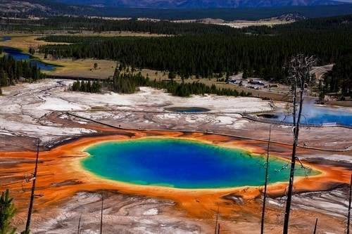 <strong>Hồ nước nóng Grand Prismatic </strong> tại Công viên quốc gia Yellowstone là hồ nước nóng lớn nhất tại Mỹ và thứ 3 thế giới. Không chỉ được mệnh danh là “Lăng kính vĩ đại”, màu sắc nước trong hồ đa dạng bao gồm xanh dương, xanh lá cây, vàng, cam, đỏ và nâu, Grand Prismatic gợi nhớ hình ảnh cầu vồng lung linh, rực rỡ.