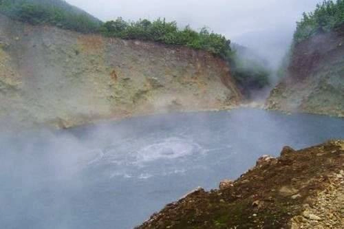 <strong>Hồ nước sôi ở Dominica: </strong>Nằm trong Vườn Quốc gia Morne Trois Pitons và là hồ nước nóng lớn thứ hai trong số các suối nước nóng tự nhiên trên thế giới, nơi đây được UNESCO công nhận là di sản thế giới. Vùng nước xám xanh của hồ, bao quanh bởi những vách đá cao luôn trong trạng thái đun sôi, sủi bọt không ngừng, tạo ra những làn hơi nước mờ ảo trên mặt hồ.