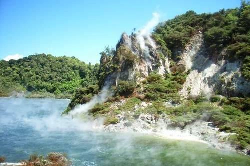 <strong>Frying Pan Lake, New Zealand: </strong>Nằm ở Echo Crater của thung lũng Waimangu Volcanic Rift, New Zealand, hồ có chiều rộng tối đa 200 m và là suối nước nóng tự nhiên lớn nhất thế giới. Hồ nước nóng này có tính axit và nhiệt độ duy trì khoảng 50-60 độ C.