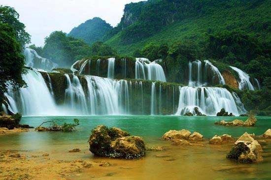 Thác Bản Giốc, Cao Bằng Là một trong những ngọn thác nổi tiếng nhất Việt Nam, thác Bản Giốc nằm ở xã Đàm Thủy, huyện Trùng Khánh, cách thành phố Cao Bằng khoảng 90 km và cách Hà Nội gần 400 km. Mùa mưa ở đây kéo dài từ tháng 6 tới tháng 9 tạo nguồn nước dồi dào cho thác và vẻ đẹp hùng vĩ nhất trong năm. Tháng 10 tới tháng 5 năm sau là mùa khô, dù nước ít hơn nhưng đường đi dễ dàng, không gian thanh bình hơn cho cả khách đi tour và dân phượt. Vé tham quan thác Bản Giốc là 45.000 đồng/ người lớn và 20.000 đồng/ trẻ em. Video: VTC14. Thác Bản Giốc, Cao Bằng Là một trong những ngọn thác nổi tiếng nhất Việt Nam, thác Bản Giốc nằm ở xã Đàm Thủy, huyện Trùng Khánh, cách thành phố Cao Bằng khoảng 90 km và cách Hà Nội gần 400 km. Mùa mưa ở đây kéo dài từ tháng 6 tới tháng 9 tạo nguồn nước dồi dào cho thác và vẻ đẹp hùng vĩ nhất trong năm. Tháng 10 tới tháng 5 năm sau là mùa khô, dù nước ít hơn nhưng đường đi dễ dàng, không gian thanh bình hơn cho cả khách đi tour và dân phượt. Vé tham quan thác Bản Giốc là 45.000 đồng/ người lớn và 20.000 đồng/ trẻ em. Video: VTC14.