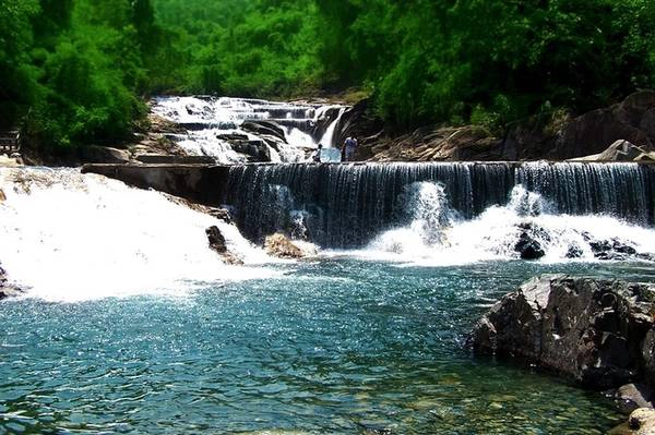 Thác Yang Bay, Khánh Hòa Cách Nha Trang khoảng 45 km, thác nằm trong Công viên du lịch Yang Bay, huyện Vĩnh Khánh, giữa một thung lũng trải rộng với diện tích 570 ha ở độ cao 100m so với mực nước biển. Thác Yang Bay cao 80 m, dài 2.000 m với những dòng nước mát lạnh đổ xuống các lớp đá tung bọt trắng xóa như mây, tạo nên phong cảnh tuyệt đẹp và hữu tình. Giá vé cho người lớn là 100.000 đồng và 70.000 đồng/ trẻ em đã bao gồm vé vào cổng, dịch vụ xe điện tham quan các vườn, động vật quý và xem biểu diễn nhạc cụ dân tộc. Ngoài tham quan, tắm thác, du khách có thể tham gia nhiều trò chơi như chụp hình cá sấu, cưỡi đà điểu, bắn nỏ, ném lao... Ảnh: bachduong. Thác Yang Bay, Khánh Hòa Cách Nha Trang khoảng 45 km, thác nằm trong Công viên du lịch Yang Bay, huyện Vĩnh Khánh, giữa một thung lũng trải rộng với diện tích 570 ha ở độ cao 100m so với mực nước biển. Thác Yang Bay cao 80 m, dài 2.000 m với những dòng nước mát lạnh đổ xuống các lớp đá tung bọt trắng xóa như mây, tạo nên phong cảnh tuyệt đẹp và hữu tình. Giá vé cho người lớn là 100.000 đồng và 70.000 đồng/ trẻ em đã bao gồm vé vào cổng, dịch vụ xe điện tham quan các vườn, động vật quý và xem biểu diễn nhạc cụ dân tộc. Ngoài tham quan, tắm thác, du khách có thể tham gia nhiều trò chơi như chụp hình cá sấu, cưỡi đà điểu, bắn nỏ, ném lao... Ảnh: bachduong.