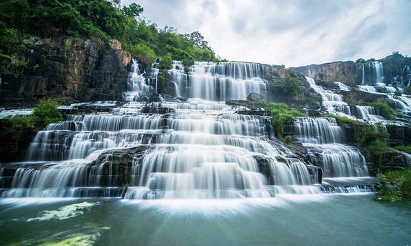 Thác Pongour, Lâm Đồng Còn gọi là thác Bảy Tầng, thác Pongour thuộc huyện Đức Trọng, cách trung tâm thành phố Đà Lạt khoảng 50 km. Thác có độ cao 40 m chảy qua 7 tầng đá. Nhờ vẻ đẹp hoang sơ và hùng vĩ nổi bật của núi rừng Tây Nguyên, thác được vua Bảo Đại phong là Nam thiên đệ nhất thác. Thác được bao quanh bởi khu rừng nguyên sinh có diện tích khoảng 2,5 ha với thảm thực vật đa dạng và phong phú. Giá vé cho người lớn là 10.000 đồng và 5.000 đồng/ trẻ em. Ảnh: dulichbitour. Thác Pongour, Lâm Đồng Còn gọi là thác Bảy Tầng, thác Pongour thuộc huyện Đức Trọng, cách trung tâm thành phố Đà Lạt khoảng 50 km. Thác có độ cao 40 m chảy qua 7 tầng đá. Nhờ vẻ đẹp hoang sơ và hùng vĩ nổi bật của núi rừng Tây Nguyên, thác được vua Bảo Đại phong là Nam thiên đệ nhất thác. Thác được bao quanh bởi khu rừng nguyên sinh có diện tích khoảng 2,5 ha với thảm thực vật đa dạng và phong phú. Giá vé cho người lớn là 10.000 đồng và 5.000 đồng/ trẻ em. Ảnh: dulichbitour.