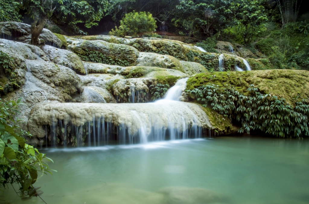 Thác Mây Thác Mây thuộc xã Thạch Lâm, huyện Thạch Thành, tỉnh Thanh Hóa. Thác đổ xuống từ đỉnh núi Thạch Lâm, ở độ cao khoảng 100 m, với 9 bậc thác gối lên nhau. Nhìn từ xa, thác như một dải lụa trắng mềm mại nổi bật trên nền xanh thẫm của rêu phong. Bao quanh thác là những hàng cổ thụ tán rộng. Ảnh: Tran Qui Thinh. Thác Mây Thác Mây thuộc xã Thạch Lâm, huyện Thạch Thành, tỉnh Thanh Hóa. Thác đổ xuống từ đỉnh núi Thạch Lâm, ở độ cao khoảng 100 m, với 9 bậc thác gối lên nhau. Nhìn từ xa, thác như một dải lụa trắng mềm mại nổi bật trên nền xanh thẫm của rêu phong. Bao quanh thác là những hàng cổ thụ tán rộng. Ảnh: Tran Qui Thinh.