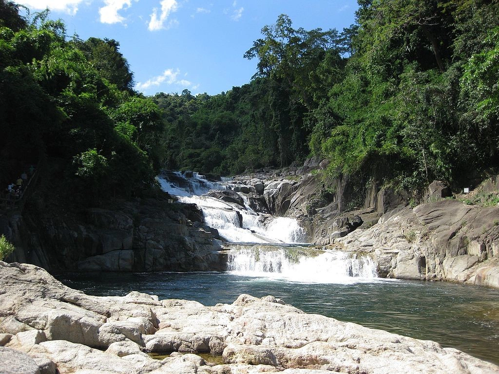 Thác Yang Bay Thác Yang Bay nằm trong khu du lịch Yang Bay, thuộc huyện Vĩnh Khánh, cách Nha Trang khoảng 45 km. Thác có độ cao 80 m, dài 2.000 m với những dòng nước mát lạnh đổ xuống các lớp đá tung bọt trắng xóa như mây, tạo nên phong cảnh hữu tình. Thác được gợi ý là điểm đến cho người yêu thích thiên nhiên, muốn trải nghiệm suối khoáng nóng hoặc tắm bùn. Để vào tham quan, khách là người lớn mua vé với giá 100.000 đồng, trẻ em là 70.000 đồng. Vé này đã bao gồm tiền vào cổng, dịch vụ xe điện tham quan các vườn, động vật quý và xem biểu diễn nhạc cụ dân tộc. Ảnh: @pqthong0911. Thác Yang Bay Thác Yang Bay nằm trong khu du lịch Yang Bay, thuộc huyện Vĩnh Khánh, cách Nha Trang khoảng 45 km. Thác có độ cao 80 m, dài 2.000 m với những dòng nước mát lạnh đổ xuống các lớp đá tung bọt trắng xóa như mây, tạo nên phong cảnh hữu tình. Thác được gợi ý là điểm đến cho người yêu thích thiên nhiên, muốn trải nghiệm suối khoáng nóng hoặc tắm bùn. Để vào tham quan, khách là người lớn mua vé với giá 100.000 đồng, trẻ em là 70.000 đồng. Vé này đã bao gồm tiền vào cổng, dịch vụ xe điện tham quan các vườn, động vật quý và xem biểu diễn nhạc cụ dân tộc. Ảnh: @pqthong0911.