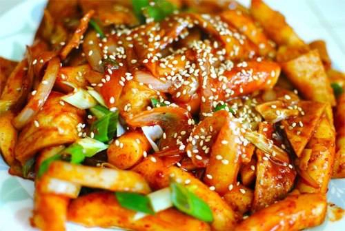 Món tteokbokki vẫn thường xuất hiện trong các bộ phim Hàn Quốc. Ảnh: jaredlevan