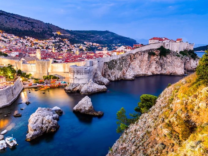 Dubrovnik, Croatia  Thành phố xinh đẹp nằm dọc theo bờ biển Adriatic này sẽ là điểm đến sáng giá cho du khách muốn "săn" mùa thu châu Âu, mà không cần kinh phí cao. Giá cả ở đây được đánh giá là thấp hơn so với nhiều thành phố ven biển khác ở châu Âu, đặc biệt là vào mùa thu.  Vào dịp này, thời tiết ở đây vẫn rất ấm áp, do đó bạn có thể thoải mái thư giãn và đắm chìm trên các bãi biển tuyệt đẹp mà không sợ đông đúc như vào mùa hè. Ảnh: Tripstodiscover.