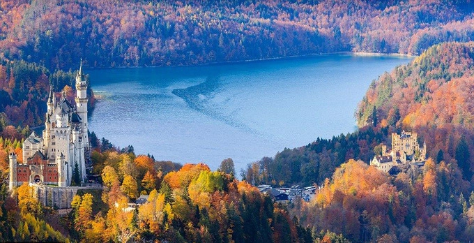 Bavaria, Đức  Tại miền nam nước Đức, bạn sẽ tìm thấy nhiều cảnh quan ngoạn mục nhất châu Âu, với những khu rừng nằm trên dãy Alps, những ngọn núi phủ tuyết rơi. Mùa thu cũng có rất nhiều lễ hội rượu, bia ở Đức, như Oktoberfest hay các hoạt động ngoài trời như đi bộ đường dài hoặc đi xe ngựa kéo.  Nơi đây còn có khoảng 25 lâu đài và cung điện lịch sử để bạn đến tham quan như lâu đài Neuschwanstein, cung điện Linderhof, lâu đài Nuremberg và lâu đài Burghausen. Ảnh: Pinterest.