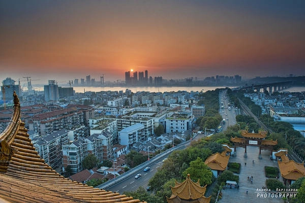 Khung cảnh hoàng hôn ở Vũ Hán. Ảnh: Andrea Rapisarda Khung cảnh hoàng hôn ở Vũ Hán. Ảnh: Andrea Rapisarda