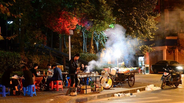 Một khu ẩm thực đường phố ở đường Xingfu. Ảnh: Markus Bahlmann Một khu ẩm thực đường phố ở đường Xingfu. Ảnh: Markus Bahlmann