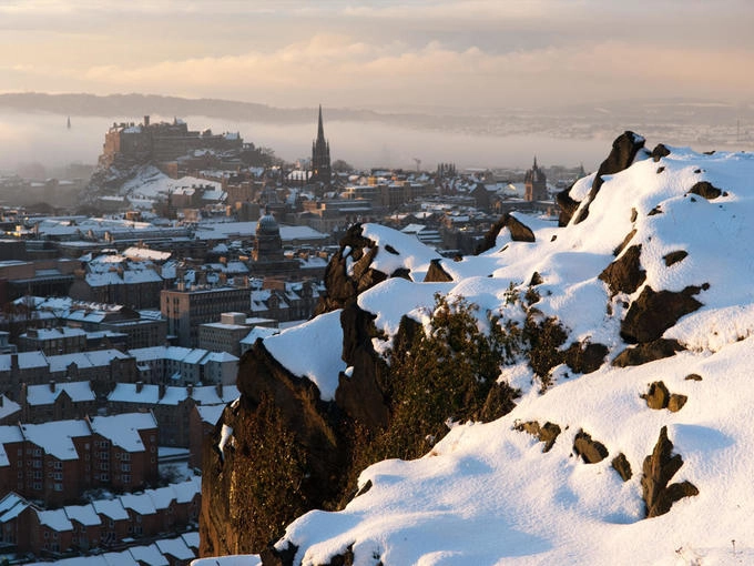 Edinburgh, Scotland  Những lâu đài tráng lệ và con đường rải sỏi cổ kính khiến Edinburgh mang một vẻ đẹp ấn tượng hơn trong tuyết trắng. Nơi cao nhất của thành phố, ngọn đồi Arthur's Seat, là cung đường đi bộ hoàn hảo vào mùa đông, từ đây bạn có thể ngắm nhìn toàn cảnh thành phố. Nhà hàng One Square tại Festival Square là một gợi ý đáng thử, với thực đơn đồ uống phục vụ tại nhà hàng khá ấn tượng với hơn 100 loại rượu gin. Ảnh: Edlets.