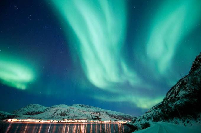 Tromsø, Na Uy  Tromsø được ví như thủ đô của Bắc Cực, bởi rất nhiều điều thú vị xuất hiện vào mùa đông, đặc biệt là bầu trời huyền ảo trong ánh cực quang. Nơi đây có rất nhiều bảo tàng hấp dẫn cho du khách tham quan như bảo tàng Polar - đem đến cái nhìn sâu sắc về cuộc thám hiểm Bắc Cực, bảo tàng Tromsø nổi tiếng với những triển lãm về văn hóa của dân tộc Sami, bảo tàng Perspektivet mở ra thế giới nghệ thuật Na Uy... Nếu đói bụng, thực khách hãy thử hải sản tại nhà hàng Arcantandria. Ảnh: Gaute Bruvik Nordnorsk Reiseliv.