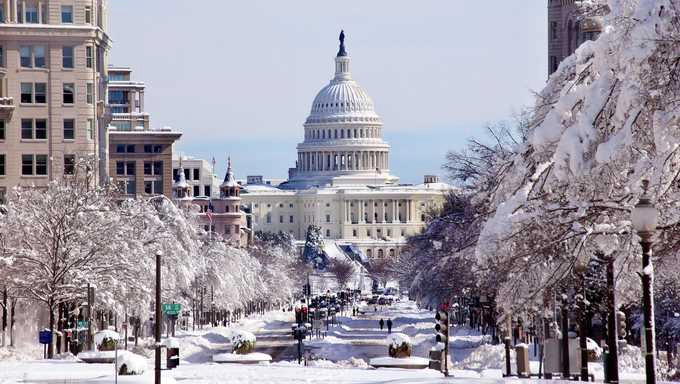 Washington D.C, Mỹ  Đến thủ đô Mỹ, du khách sẽ được chiêm ngưỡng vẻ tráng lệ của Nhà Trắng và Đài tưởng niệm Lincoln trong tuyết trắng. Những sân trượt băng nổi tiếng của thành phố là Washington Harbor Ice Rink tại Georgetown, vườn Sculpture Garden tại công viên National Mall...  Đặc biệt, du khách nên đón xem màn trình diễn ánh sáng của 500.000 bóng đèn led Zoolights tại National Zoo bắt đầu từ ngày 29/12 đến 1/1. Từ tháng 11 đến cuối tháng 12, sân khấu The Washington Ballet sẽ trình diễn The Nutcracker (Kẹp Hạt Dẻ), vở ballet Giáng sinh kinh điển. Nhà hàng Equinox là nơi để bạn thưởng thức ẩm thực Đại Tây Dương theo phong cách mới lạ. Ảnh: USA Today.