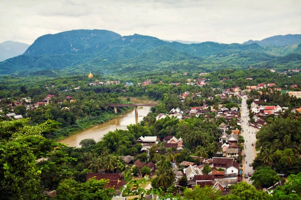 Thành phố Luang Prabang yên bình nhìn từ trên cao. Ảnh: trover.com Thành phố Luang Prabang yên bình nhìn từ trên cao. Ảnh: trover.com