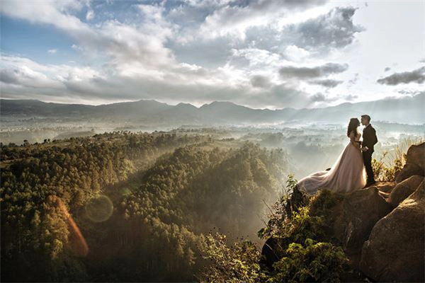 Bandung từng được Huffingtonpost bình chọn là một trong 20 nơi lý tưởng nhất để chụp hình cưới năm 2015. Ảnh: Huffingtonpost Bandung từng được Huffingtonpost bình chọn là một trong 20 nơi lý tưởng nhất để chụp hình cưới năm 2015. Ảnh: Huffingtonpost