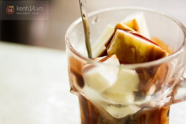 Dù mới nổi lên cách đây 3 - 4 năm, nhưng cũng đủ để sữa chua xắt miếng giúp Hàng Nón có tên trên địa chỉ ẩm thực của các bạn trẻ Hà Nội. Dù mới nổi lên cách đây 3 - 4 năm, nhưng cũng đủ để sữa chua xắt miếng giúp Hàng Nón có tên trên địa chỉ ẩm thực của các bạn trẻ Hà Nội.