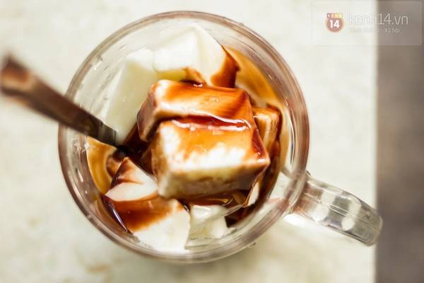Sữa chua mềm xôm xốp, thêm ít bột cacao đắng nhẹ hay sốt chanh leo chua dịu Sữa chua mềm xôm xốp, thêm ít bột cacao đắng nhẹ hay sốt chanh leo chua dịu