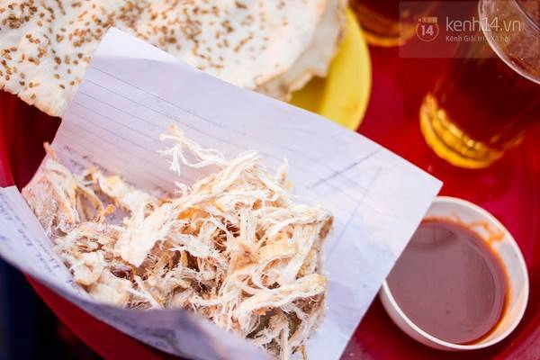 Cũng giống như những con phố vừa được liệt kê ở trên, mực nướng ở Hàng Bồ không chắc là ngon hơn ở những nơi khác. Cũng giống như những con phố vừa được liệt kê ở trên, mực nướng ở Hàng Bồ không chắc là ngon hơn ở những nơi khác.