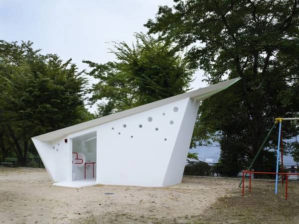 <strong>Hiroshima, Nhật Bản: </strong> Kiến trúc sư Nhật Bản của Future Studio đã thiết kế 17 nhà vệ sinh ở công viên Hiroshima trông giống như những con hạc. Mỗi nhà vệ sinh đều có các cửa sổ tròn, nhỏ và màu sắc riêng. <strong>Hiroshima, Nhật Bản: </strong> Kiến trúc sư Nhật Bản của Future Studio đã thiết kế 17 nhà vệ sinh ở công viên Hiroshima trông giống như những con hạc. Mỗi nhà vệ sinh đều có các cửa sổ tròn, nhỏ và màu sắc riêng.