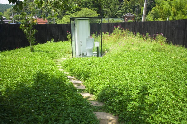 <strong>Ichibara, Nhật Bản: </strong> Itabu được thiết kế bởi kiến trúc sư Sou Fujimoto là một trong những nhà vệ sinh công cộng lớn nhất trên thế giới. Tuy chỉ có một bệ xí nhưng nó được đặt trong một khu vườn rộng 200 m<sup>2</sup>. Tại đây, du khách có thể ngắm nhìn cảnh quan tươi đẹp của những cây mận, đào, sakura khi đang "thư giãn" trong một nhà vệ sinh bằng kính cao 2 m. <strong>Ichibara, Nhật Bản: </strong> Itabu được thiết kế bởi kiến trúc sư Sou Fujimoto là một trong những nhà vệ sinh công cộng lớn nhất trên thế giới. Tuy chỉ có một bệ xí nhưng nó được đặt trong một khu vườn rộng 200 m<sup>2</sup>. Tại đây, du khách có thể ngắm nhìn cảnh quan tươi đẹp của những cây mận, đào, sakura khi đang "thư giãn" trong một nhà vệ sinh bằng kính cao 2 m.