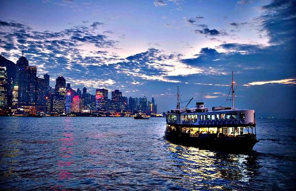 Chuyến phà Star Ferry vào buổi tối.