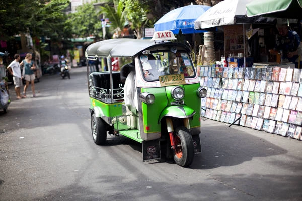 Khám phá Bangkok bằng xe tuk tuk là một trải nghiệm khá thú vị. Ảnh: Travelettes