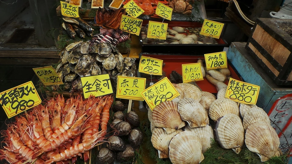 Dạo chợ Kuromon Ichiba: Kuromon Ichiba từng không quá nổi tiếng trên bản đồ du lịch Osaka. Song những năm gần đây, khu chợ này được tiếng là một trong những chợ cá tốt nhất Nhật Bản, nơi có thể tìm mua và thưởng thức các loại hải sản tươi sống, thơm ngon hảo hạng. Chợ Kuromon Ichiba còn là địa điểm thân thiện với nhiều du khách vì có Wi-Fi miễn phí, nhà vệ sinh và khu vực nghỉ ngơi. Ảnh: Choi's Travel Blog. Dạo chợ Kuromon Ichiba: Kuromon Ichiba từng không quá nổi tiếng trên bản đồ du lịch Osaka. Song những năm gần đây, khu chợ này được tiếng là một trong những chợ cá tốt nhất Nhật Bản, nơi có thể tìm mua và thưởng thức các loại hải sản tươi sống, thơm ngon hảo hạng. Chợ Kuromon Ichiba còn là địa điểm thân thiện với nhiều du khách vì có Wi-Fi miễn phí, nhà vệ sinh và khu vực nghỉ ngơi. Ảnh: Choi's Travel Blog.