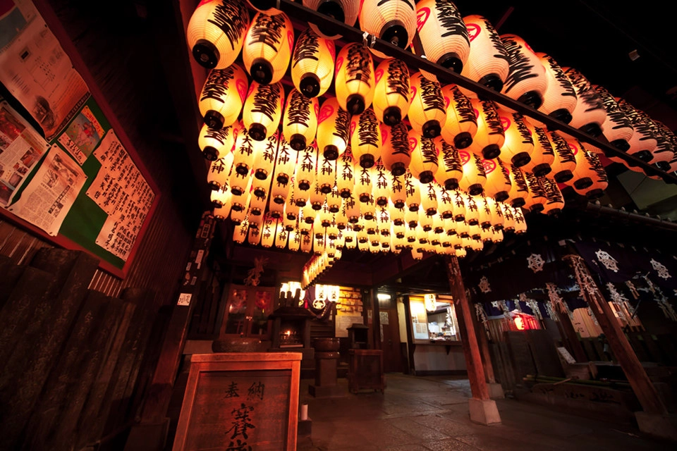 Cầu nguyện tại đền Hozenji: Là một trong số những ngôi đền nhỏ nhất Nhật Bản, song đền Hozenji sẽ mang lại cho bạn nhiều trải nghiệm đáng nhớ. Ngay giữa khu mua sắm Namba sầm uất của Osaka, không gian bình yên của đền Hozenji điểm một "dấu lặng" lạ lẫm và khác biệt. Bạn đừng quên thành tâm cầu nguyện trước tượng Bất Động Minh Vương phủ đầy rêu xanh nhiều huyền thoại ở đây. Ảnh: Flickr. Cầu nguyện tại đền Hozenji: Là một trong số những ngôi đền nhỏ nhất Nhật Bản, song đền Hozenji sẽ mang lại cho bạn nhiều trải nghiệm đáng nhớ. Ngay giữa khu mua sắm Namba sầm uất của Osaka, không gian bình yên của đền Hozenji điểm một "dấu lặng" lạ lẫm và khác biệt. Bạn đừng quên thành tâm cầu nguyện trước tượng Bất Động Minh Vương phủ đầy rêu xanh nhiều huyền thoại ở đây. Ảnh: Flickr.