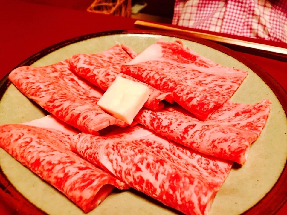 Ghé nhà hàng hơn thế kỷ tuổi đời: Có từ năm 1881, Kitamura là nhà hàng nổi tiếng lâu đời ở Osaka. Quán chuyên phục vụ món sukiyaki kiểu vùng Kansai theo một công thức không đổi cả trăm năm qua. Lẩu sukiyaki truyền thống Nhật Bản chủ yếu gồm thịt bò thái mỏng và rau, song vùng Kansai sử dụng cách nướng thịt, không dùng nước sốt warishita nấu chín như thường lệ. Ảnh: Osaka Info. Ghé nhà hàng hơn thế kỷ tuổi đời: Có từ năm 1881, Kitamura là nhà hàng nổi tiếng lâu đời ở Osaka. Quán chuyên phục vụ món sukiyaki kiểu vùng Kansai theo một công thức không đổi cả trăm năm qua. Lẩu sukiyaki truyền thống Nhật Bản chủ yếu gồm thịt bò thái mỏng và rau, song vùng Kansai sử dụng cách nướng thịt, không dùng nước sốt warishita nấu chín như thường lệ. Ảnh: Osaka Info.