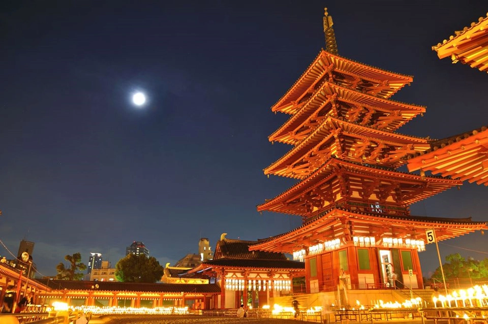 Viếng ngôi đền Phật giáo lâu đời nhất Nhật Bản: Shitennoji là ngôi đền Phật giáo đầu tiên ở Nhật Bản do chính quyền ủng hộ lập nên. Vì xây dựng năm 593, trong thời điểm Phật giáo vừa du nhập, người ta đánh giá đây là ngôi đền cổ xưa nhất nước này. Dù không tránh khỏi các cuộc hỏa hoạn lặp đi lặp lại suốt hơn 1.400 năm qua, đền Shitennoji vẫn còn lưu đó nét kiến trúc xưa. Ảnh: PhotoHito. Viếng ngôi đền Phật giáo lâu đời nhất Nhật Bản: Shitennoji là ngôi đền Phật giáo đầu tiên ở Nhật Bản do chính quyền ủng hộ lập nên. Vì xây dựng năm 593, trong thời điểm Phật giáo vừa du nhập, người ta đánh giá đây là ngôi đền cổ xưa nhất nước này. Dù không tránh khỏi các cuộc hỏa hoạn lặp đi lặp lại suốt hơn 1.400 năm qua, đền Shitennoji vẫn còn lưu đó nét kiến trúc xưa. Ảnh: PhotoHito.
