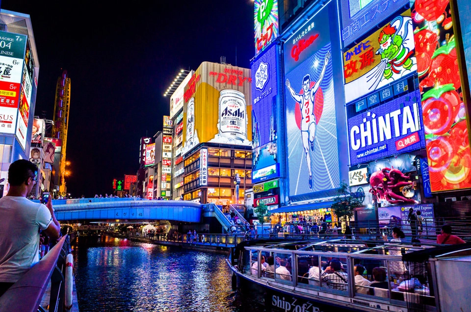 Selfie tại Dotonbori: Nhiều người nói rằng, chưa đến Dotonbori, xem như chưa đến Osaka. Con phố thương mại nhộn nhịp này là hình ảnh đặc trưng nhất cho khu vực Minami của Osaka, có từ thời Edo đến nay. Dạo Dotonbori về đêm, du khách như chìm đắm giữa muôn vàn ánh đèn neon lung linh, rực rỡ từ các bảng hiệu. Bạn đừng quên selfie và check-in tại cây cầu Ebisu nổi tiếng ở đây. Ảnh: Flickr. Selfie tại Dotonbori: Nhiều người nói rằng, chưa đến Dotonbori, xem như chưa đến Osaka. Con phố thương mại nhộn nhịp này là hình ảnh đặc trưng nhất cho khu vực Minami của Osaka, có từ thời Edo đến nay. Dạo Dotonbori về đêm, du khách như chìm đắm giữa muôn vàn ánh đèn neon lung linh, rực rỡ từ các bảng hiệu. Bạn đừng quên selfie và check-in tại cây cầu Ebisu nổi tiếng ở đây. Ảnh: Flickr.