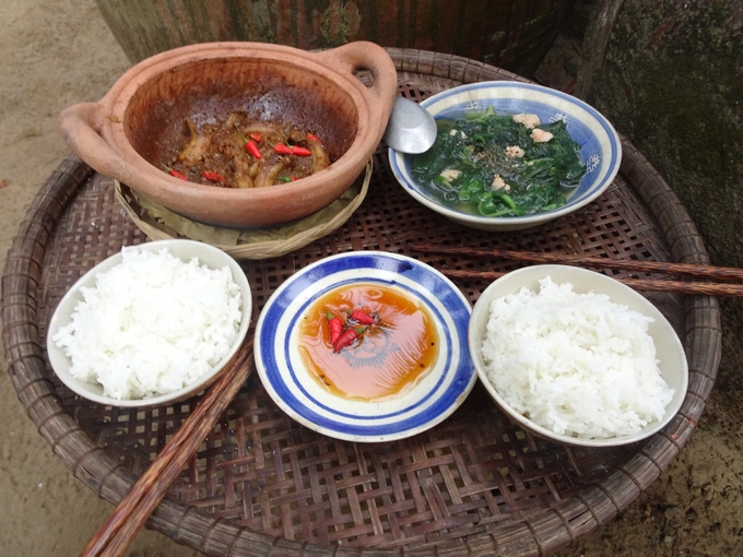 Thưởng thức bữa cơm dân dã  Đến Bến Tre du khách nên tìm ăn một bữa cơm dân dã ở bất cứ nhà hàng địa phương nào. Cơm quê chỉ là một tô canh rau tập tàng nấu với tép sông, một nồi cá bống kho tiêu hay sả ớt, cùng chén nước mắm nhưng luôn làm nức lòng du khách gần xa.