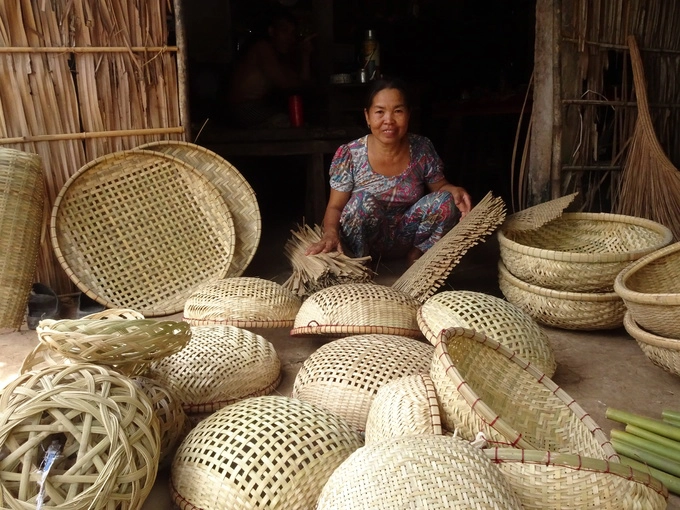Thăm làng nghề truyền thống đan lát ở Phước Tuy  Nghề đan lát ở Phước Tuy, Ba Tri cách thành phố Bến Tre khoảng 40 km về hướng đông. Đây là làng nghề đã có từ rất lâu đời. Người dân làm tất cả những vật dụng trong đời sống sinh hoạt hàng ngày đều bằng tre. Mỗi nhà chia nhau làm bung, lờ bắt cá hoặc rế, nia. Du khách đến đây vừa được xem người dân địa phương làm ra sản phẩm, học cách thức và trải nghiệm cùng người dân.