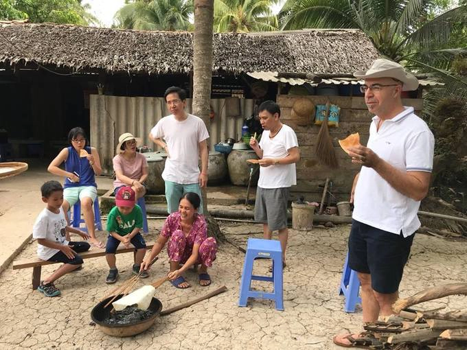 Thăm làng nghề bánh tráng Mỹ Lồng  Về làng bánh tráng Mỹ Lồng, du khách ngoài xem người dân làm bánh, còn được họ mời ăn một bữa đã đời. Bánh tráng được phơi rồi mang đi nướng trên bếp than nên bánh đến tay du khách luôn nóng hổi và giòn rụm, béo ngậy mùi nước cốt dừa.