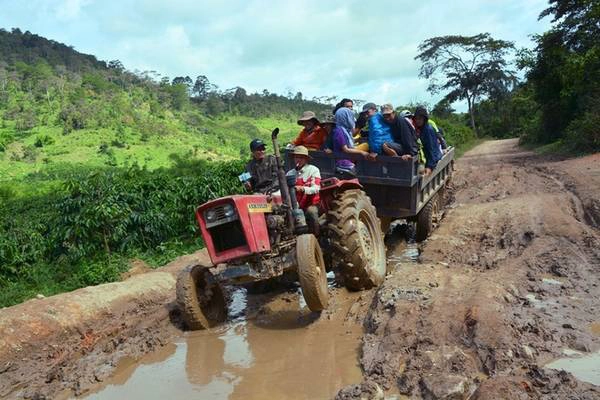 Đi xe máy cày vào bìa rừng: Cung đường trek nối liền hai tỉnh Lâm Đồng và Bình Thuận, vì vậy bạn di chuyển bằng ô tô tới thôn Ma Kir, xã Đa Quyn (huyện Đức Trọng), sau đó thuê xe máy cày để chở người và đồ vào bìa rừng, nơi bắt đầu tuyến trek. Con đường vòng vèo, có những khúc cua hiểm, và sau mưa đường lầy lội khiến bạn sẽ “thót tim” khi ngồi trên xe máy cày, dù tài xế có kinh nghiệm lái.
