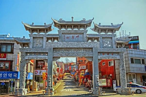 Khám phá khu phố Hoa Incheon: Không chỉ nổi tiếng với sân bay quốc tế, Incheon còn là điểm đến cho du khách khám phá khu phố Hoa với tuổi đời hơn 100 năm. Bạn có thể tìm hiểu văn hóa, ẩm thực người Hoa được lưu truyền tại đây sau nhiều thế hệ. Sau khi thưởng thức xong các món ngon, du khách nên dành thời gian tản bộ qua con phố cổ với nhiều công trình mang kiến trúc Nhật Bản hay trung tâm văn hóa nghệ thuật Incheon. Khám phá khu phố Hoa Incheon: Không chỉ nổi tiếng với sân bay quốc tế, Incheon còn là điểm đến cho du khách khám phá khu phố Hoa với tuổi đời hơn 100 năm. Bạn có thể tìm hiểu văn hóa, ẩm thực người Hoa được lưu truyền tại đây sau nhiều thế hệ. Sau khi thưởng thức xong các món ngon, du khách nên dành thời gian tản bộ qua con phố cổ với nhiều công trình mang kiến trúc Nhật Bản hay trung tâm văn hóa nghệ thuật Incheon.
