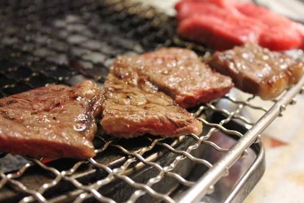 Thưởng thức đồ nướng tuyệt hảo: Hoengseong không chỉ thu hút du khách bởi khung cảnh nhiên nhiên tươi đẹp, yên bình mà còn bởi món thịt bò chất lượng cao tại đây. Bên ngoài các hoạt động cắm trại, dã ngoại, leo núi, bạn không nên bỏ qua món thịt bò nướng đặc trưng của thành phố Hoengseong với giá rẻ chỉ bằng một nửa tại Seoul. Thưởng thức đồ nướng tuyệt hảo: Hoengseong không chỉ thu hút du khách bởi khung cảnh nhiên nhiên tươi đẹp, yên bình mà còn bởi món thịt bò chất lượng cao tại đây. Bên ngoài các hoạt động cắm trại, dã ngoại, leo núi, bạn không nên bỏ qua món thịt bò nướng đặc trưng của thành phố Hoengseong với giá rẻ chỉ bằng một nửa tại Seoul.
