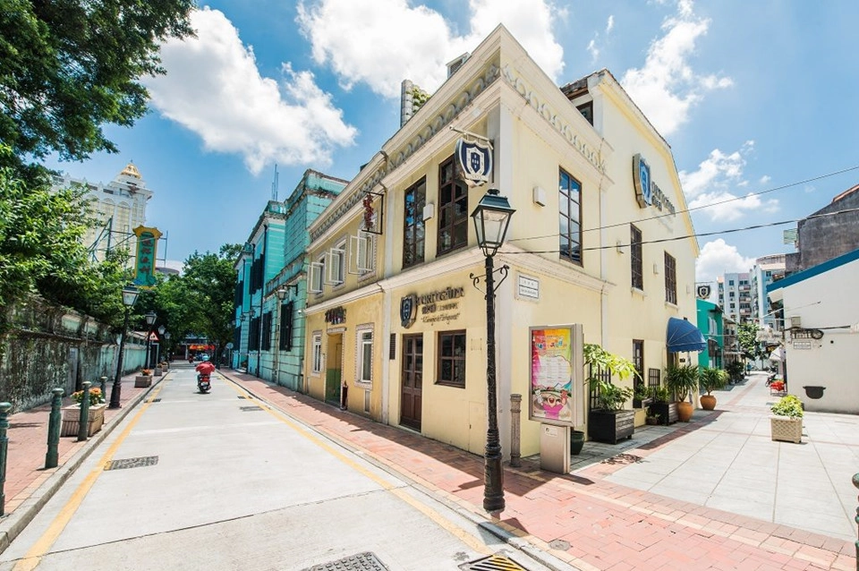 Làng Taipa: Làng Taipa cho du khách trải nghiệm linh hồn của Macau thời xưa cũ, với sự pha trộn giữa kiến trúc, văn hóa của châu Âu và Trung Quốc. Bạn có thể đi dạo qua các con ngõ nhỏ uốn lượn để khám phá các nhà hàng Bồ Đào Nha và bản địa, bảo tàng, phòng tranh, đền miếu, thưởng thức món ăn vỉa hè và mua sắm quà lưu niệm. Ảnh: Taipa Village. Làng Taipa: Làng Taipa cho du khách trải nghiệm linh hồn của Macau thời xưa cũ, với sự pha trộn giữa kiến trúc, văn hóa của châu Âu và Trung Quốc. Bạn có thể đi dạo qua các con ngõ nhỏ uốn lượn để khám phá các nhà hàng Bồ Đào Nha và bản địa, bảo tàng, phòng tranh, đền miếu, thưởng thức món ăn vỉa hè và mua sắm quà lưu niệm. Ảnh: Taipa Village.