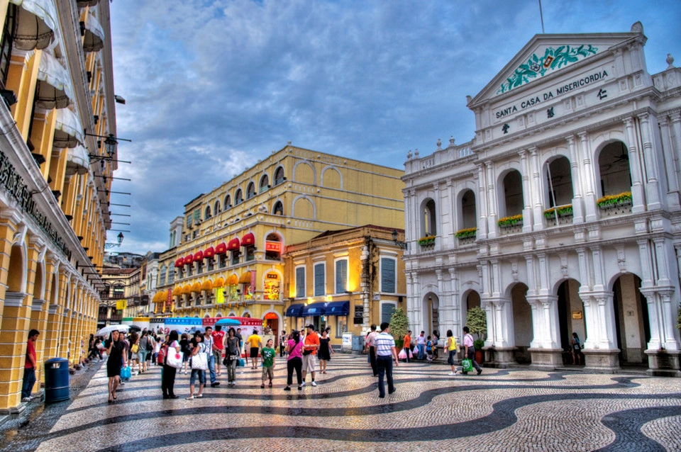 Trung tâm lịch sử Macau: Được công nhận là Di sản Thế giới năm 2005, trung tâm lịch sử Macau có hơn 20 công trình tiêu biểu cho sự ảnh hưởng của hai nền văn hóa Trung Quốc và Bồ Đào Nha. Du khách có thể ghé thăm di tích nhà thờ St. Paul, quảng trường Senado và ngôi đền cổ nhất thành phố A-Ma. Ảnh: Petzzz21/Flickr. Trung tâm lịch sử Macau: Được công nhận là Di sản Thế giới năm 2005, trung tâm lịch sử Macau có hơn 20 công trình tiêu biểu cho sự ảnh hưởng của hai nền văn hóa Trung Quốc và Bồ Đào Nha. Du khách có thể ghé thăm di tích nhà thờ St. Paul, quảng trường Senado và ngôi đền cổ nhất thành phố A-Ma. Ảnh: Petzzz21/Flickr.