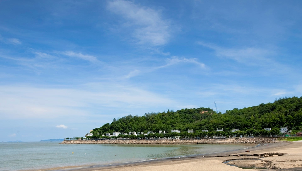 Những bãi biển tuyệt vời: Phía nam đảo Coloane có nhiều bãi biển đẹp, trong đó có bãi Hắc Sa nổi tiếng với cát màu đen độc đáo. Giờ đây, bãi được thêm cát vàng để tránh xói mòn và là nơi tuyệt vời để bạn tận hưởng một khoảng thời gian thư thái. Bãi biển này cũng có nhiều nhà hàng hải sản. Bãi Cheoc Van cạnh đó nhỏ hơn, nằm trong một vịnh nhỏ xinh xắn và yên tĩnh hơn. Ảnh: CNN. Những bãi biển tuyệt vời: Phía nam đảo Coloane có nhiều bãi biển đẹp, trong đó có bãi Hắc Sa nổi tiếng với cát màu đen độc đáo. Giờ đây, bãi được thêm cát vàng để tránh xói mòn và là nơi tuyệt vời để bạn tận hưởng một khoảng thời gian thư thái. Bãi biển này cũng có nhiều nhà hàng hải sản. Bãi Cheoc Van cạnh đó nhỏ hơn, nằm trong một vịnh nhỏ xinh xắn và yên tĩnh hơn. Ảnh: CNN.