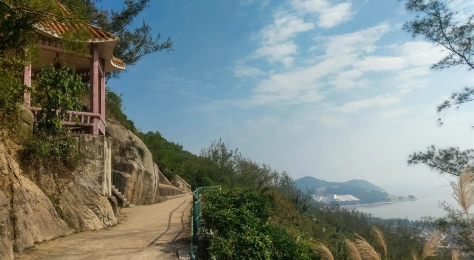 Đi leo núi: Macau có 13 tuyến đường leo núi và tham quan thiên nhiên, phần lớn nằm ở Coloane. Tuyến đường nổi tiếng nhất dài 8 km, đưa du khách tới Alto de Coloane, điểm cao nhất thành phố, để ngắm cảnh biển. Ảnh: Secret Macau. Đi leo núi: Macau có 13 tuyến đường leo núi và tham quan thiên nhiên, phần lớn nằm ở Coloane. Tuyến đường nổi tiếng nhất dài 8 km, đưa du khách tới Alto de Coloane, điểm cao nhất thành phố, để ngắm cảnh biển. Ảnh: Secret Macau.