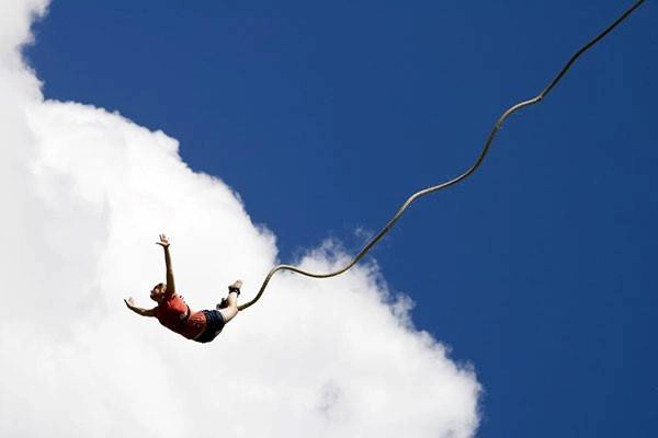 Bungee là cú nhảy của những ai thích khám phá giới hạn của bản thân hay khao khát chinh phục độ cao. Hiện này độ cao của bungee ở Nha Trang là 15 m. Ảnh: Nguoitieudung.