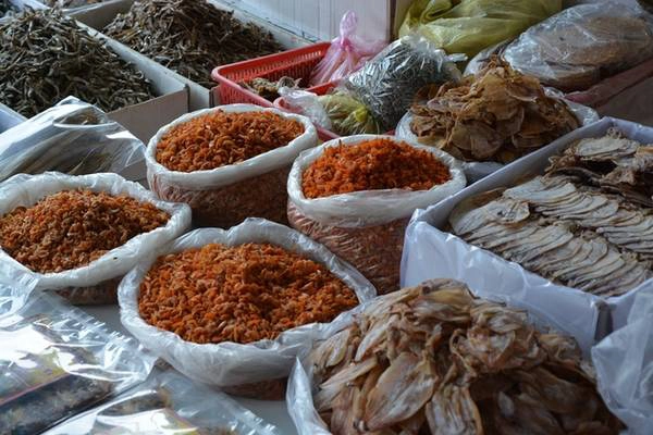 Đi chợ mua khô hải sản: Những món khô hải sản như khô mực, khô cá bò, cá chỉ vàng... là đặc sản xứ Nẫu có thể mua làm quà cho bạn bè. Bạn nên ghé chợ Quy Nhơn, chợ Khu 6... để khám phá các sạp khô hải sản. Đi chợ mua khô hải sản: Những món khô hải sản như khô mực, khô cá bò, cá chỉ vàng... là đặc sản xứ Nẫu có thể mua làm quà cho bạn bè. Bạn nên ghé chợ Quy Nhơn, chợ Khu 6... để khám phá các sạp khô hải sản.