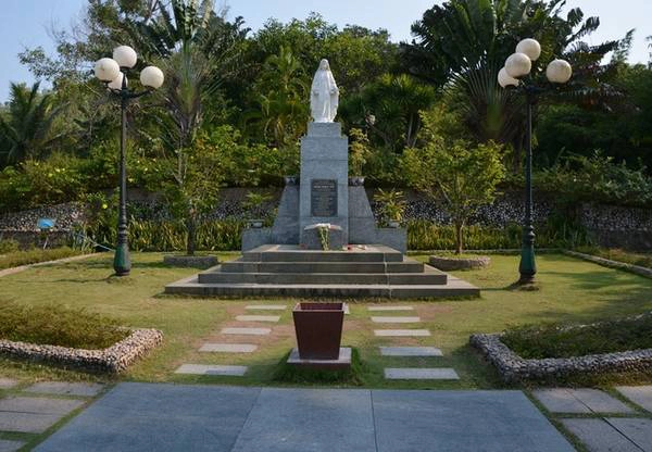 Thăm vườn thơ Hàn Mặc Tử: Bắt đầu từ dốc đá hay còn gọi là dốc Mộng Cầm, bạn đi bộ men theo con đường đá quanh co uốn lượn, ngắm nhìn khung cảnh thiên nhiên thơ mộng nơi đây. Lên lưng chừng dốc, viếng mộ Hàn Mặc Tử và thấy các bài thơ được viết trên những tảng đá lớn, không gian xanh mướt với khuôn viên rừng dương thoáng đãng. Thăm vườn thơ Hàn Mặc Tử: Bắt đầu từ dốc đá hay còn gọi là dốc Mộng Cầm, bạn đi bộ men theo con đường đá quanh co uốn lượn, ngắm nhìn khung cảnh thiên nhiên thơ mộng nơi đây. Lên lưng chừng dốc, viếng mộ Hàn Mặc Tử và thấy các bài thơ được viết trên những tảng đá lớn, không gian xanh mướt với khuôn viên rừng dương thoáng đãng.
