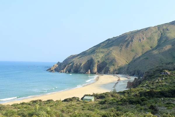 Cắm trại trên bãi Kỳ Co hoang sơ: Bãi Kỳ Co thuộc địa phận xã Nhơn Lý, cách Quy Nhơn khoảng 25 km về phía đông bắc. Vì một mặt giáp biển, ba mặt còn lại là đồi núi, cảnh quan ở đây rất hoang sơ, sơn thủy hữu tình. Với những người ưa khám phá, cắm trại nghỉ qua đêm tại Kỳ Co sẽ là trải nghiệm đáng nhớ. Mang theo lều, hải sản (cá gáy, sò, ốc… đặc sản vùng biển Nhơn Lý) để làm tiệc nướng BBQ. Đêm nghe tiếng sóng vỗ mơn man bờ cát, sáng ngắm bình minh trên biển Kỳ Co, bạn sẽ được hưởng trọn vẹn vẻ đẹp của nơi này. Cắm trại trên bãi Kỳ Co hoang sơ: Bãi Kỳ Co thuộc địa phận xã Nhơn Lý, cách Quy Nhơn khoảng 25 km về phía đông bắc. Vì một mặt giáp biển, ba mặt còn lại là đồi núi, cảnh quan ở đây rất hoang sơ, sơn thủy hữu tình. Với những người ưa khám phá, cắm trại nghỉ qua đêm tại Kỳ Co sẽ là trải nghiệm đáng nhớ. Mang theo lều, hải sản (cá gáy, sò, ốc… đặc sản vùng biển Nhơn Lý) để làm tiệc nướng BBQ. Đêm nghe tiếng sóng vỗ mơn man bờ cát, sáng ngắm bình minh trên biển Kỳ Co, bạn sẽ được hưởng trọn vẹn vẻ đẹp của nơi này.