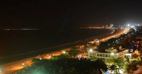 Uống cà phê ngắm biển đêm Quy Nhơn: Quy Nhơn với đường biển dài chạy ôm quanh thành phố tạo thành hình bán nguyệt duyên dáng, nước xanh trong. Ban ngày biển Quy Nhơn mang vẻ đẹp hiền hòa, khi đêm xuống, dưới ánh điện lung linh, đường bán nguyệt trở nên lung hơn. Hãy chọn cho mình một điểm cao, như tầng thượng Saigon Quy Nhơn Hotel để nhâm nhi ly cà phê và ngắm đường ven biển. Uống cà phê ngắm biển đêm Quy Nhơn: Quy Nhơn với đường biển dài chạy ôm quanh thành phố tạo thành hình bán nguyệt duyên dáng, nước xanh trong. Ban ngày biển Quy Nhơn mang vẻ đẹp hiền hòa, khi đêm xuống, dưới ánh điện lung linh, đường bán nguyệt trở nên lung hơn. Hãy chọn cho mình một điểm cao, như tầng thượng Saigon Quy Nhơn Hotel để nhâm nhi ly cà phê và ngắm đường ven biển.