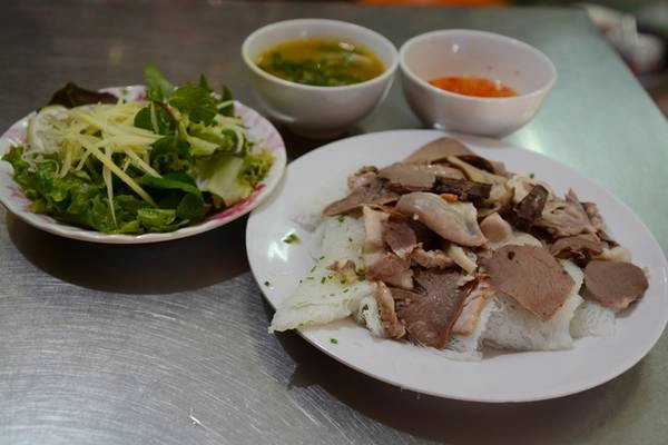 Ăn bánh hỏi lòng heo: Được làm từ bột gạo, bánh hỏi có thể xem như một biến tấu khác của bún tươi nhưng nhiều sợi xếp chằng chịt lên nhau, rưới lên trên một chút dầu có lá hẹ xắt nhỏ để điểm màu xanh và hương vị. Phần ăn đầy đủ gồm đĩa bánh hỏi, đĩa lòng chín nóng hổi, tô cháo nhỏ, rau sống, bánh tráng và chén nước chấm đầy đủ hương sắc. Ở thành phố Quy Nhơn, khắp các tuyến đường đều có quán bán bánh hỏi, lòng heo vào mỗi sáng. Những nơi dễ tìm món này nhất là các đường Diên Hồng, Ngô Mây, Hải Thượng Lãn Ông, Nguyễn Thái Học, giá từ 15.000 đến 25.000 đồng một đĩa. Ăn bánh hỏi lòng heo: Được làm từ bột gạo, bánh hỏi có thể xem như một biến tấu khác của bún tươi nhưng nhiều sợi xếp chằng chịt lên nhau, rưới lên trên một chút dầu có lá hẹ xắt nhỏ để điểm màu xanh và hương vị. Phần ăn đầy đủ gồm đĩa bánh hỏi, đĩa lòng chín nóng hổi, tô cháo nhỏ, rau sống, bánh tráng và chén nước chấm đầy đủ hương sắc. Ở thành phố Quy Nhơn, khắp các tuyến đường đều có quán bán bánh hỏi, lòng heo vào mỗi sáng. Những nơi dễ tìm món này nhất là các đường Diên Hồng, Ngô Mây, Hải Thượng Lãn Ông, Nguyễn Thái Học, giá từ 15.000 đến 25.000 đồng một đĩa.