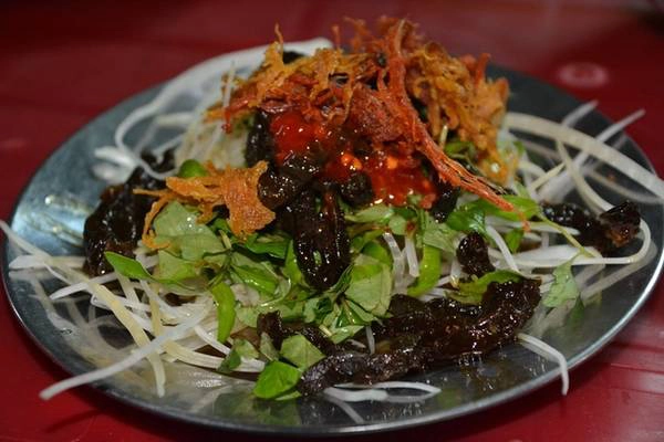 Ăn vặt ở hẻm Trần Độc: Bước vào con hẻm này, bạn sẽ bị “choáng ngợp” bởi hàng quán san sát nhau, bán đủ món ăn vặt từ bún riêu, gỏi cuối, gỏi khô bò, xiên que nướng... đến các món chè, sinh tố, đáp ứng tiêu chí “ngon bổ rẻ”. Ăn vặt ở hẻm Trần Độc: Bước vào con hẻm này, bạn sẽ bị “choáng ngợp” bởi hàng quán san sát nhau, bán đủ món ăn vặt từ bún riêu, gỏi cuối, gỏi khô bò, xiên que nướng... đến các món chè, sinh tố, đáp ứng tiêu chí “ngon bổ rẻ”.